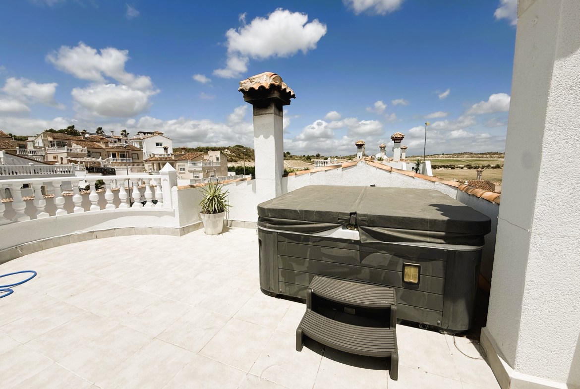 Impresionante villa reformada en San Miguel de Salinas