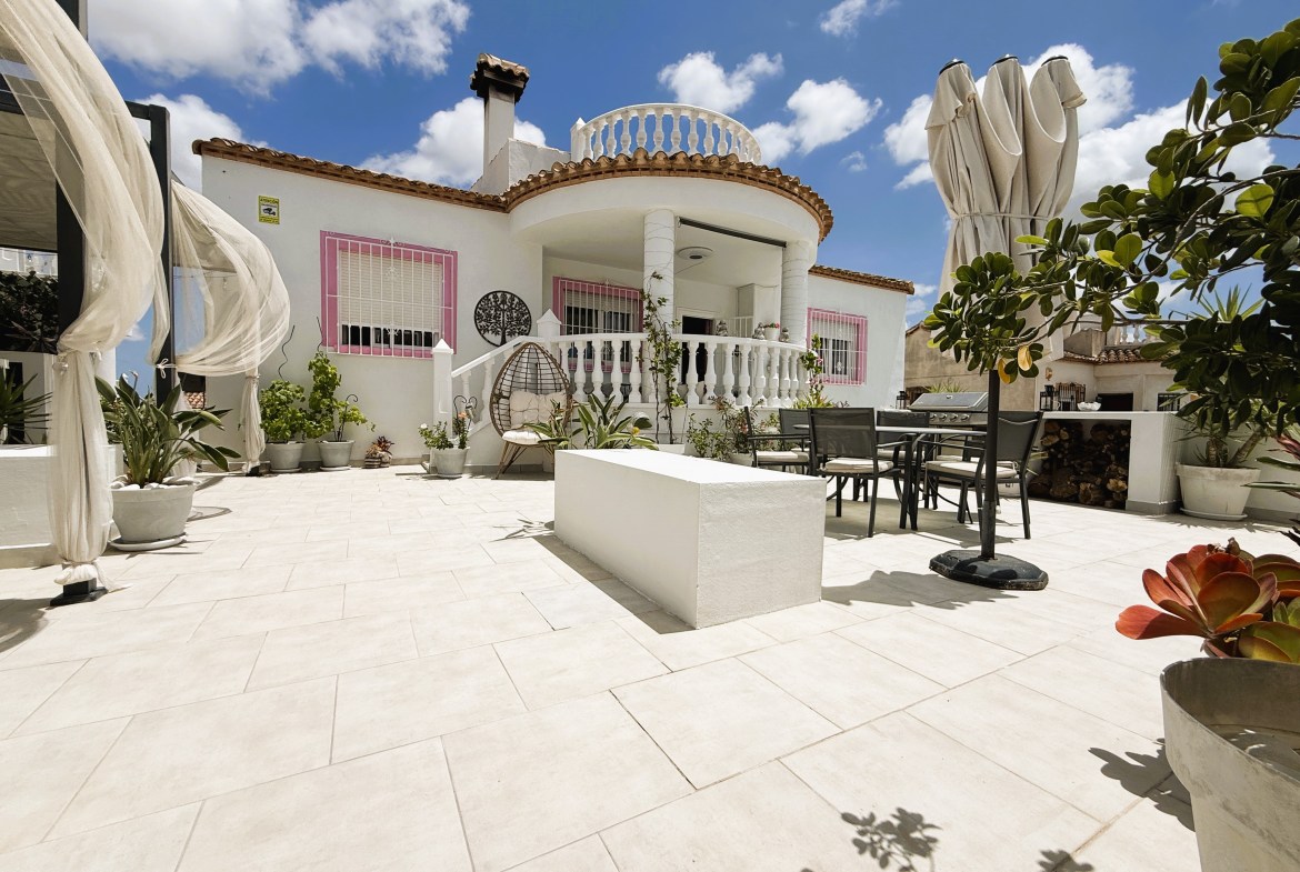Impresionante villa reformada en San Miguel de Salinas