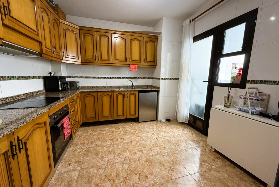 ¡Reducción de precio! Amplio apartamento de 3 habitaciones y 2 baños
