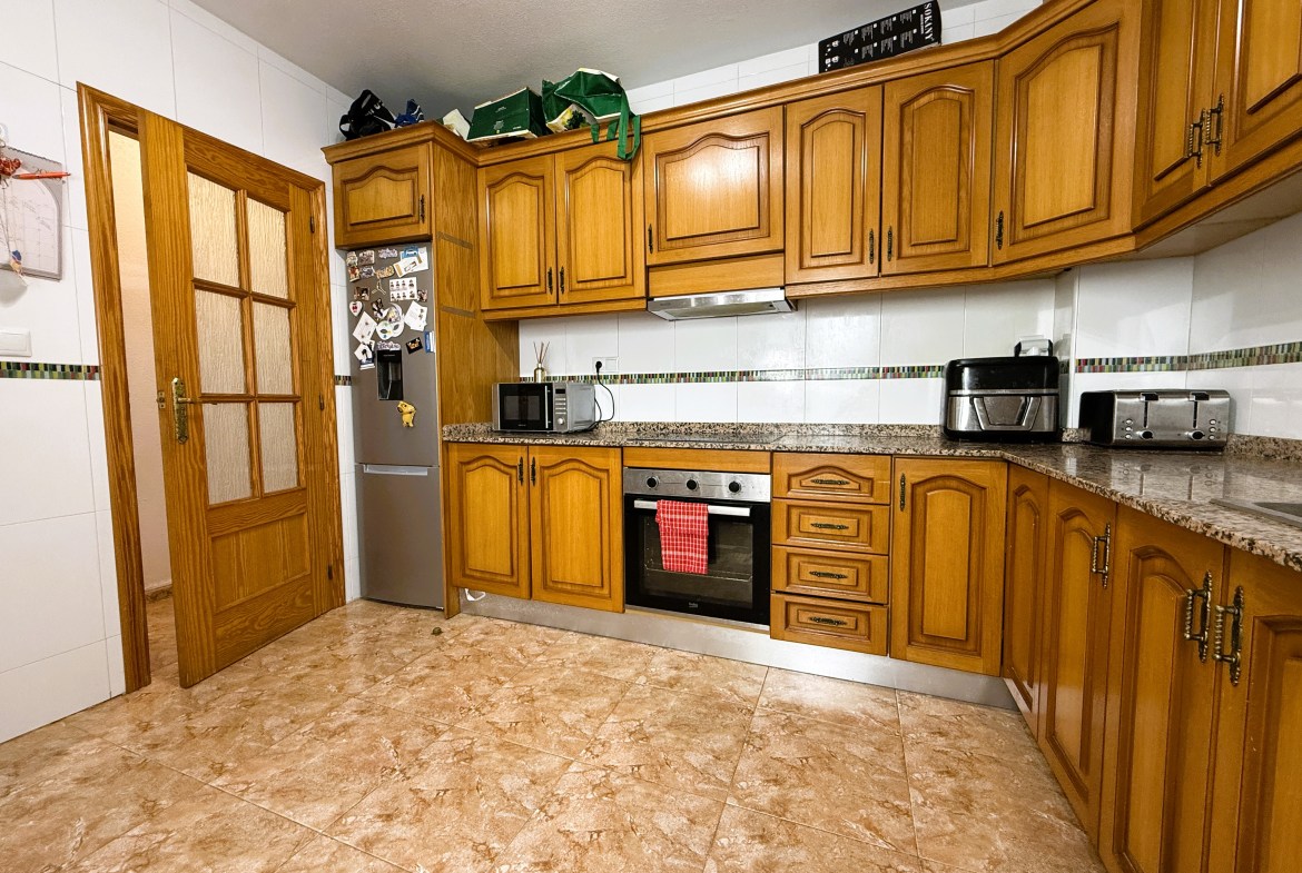 ¡Reducción de precio! Amplio apartamento de 3 habitaciones y 2 baños
