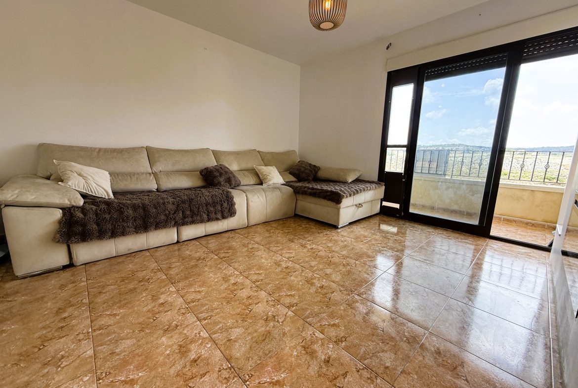 ¡Reducción de precio! Amplio apartamento de 3 habitaciones y 2 baños