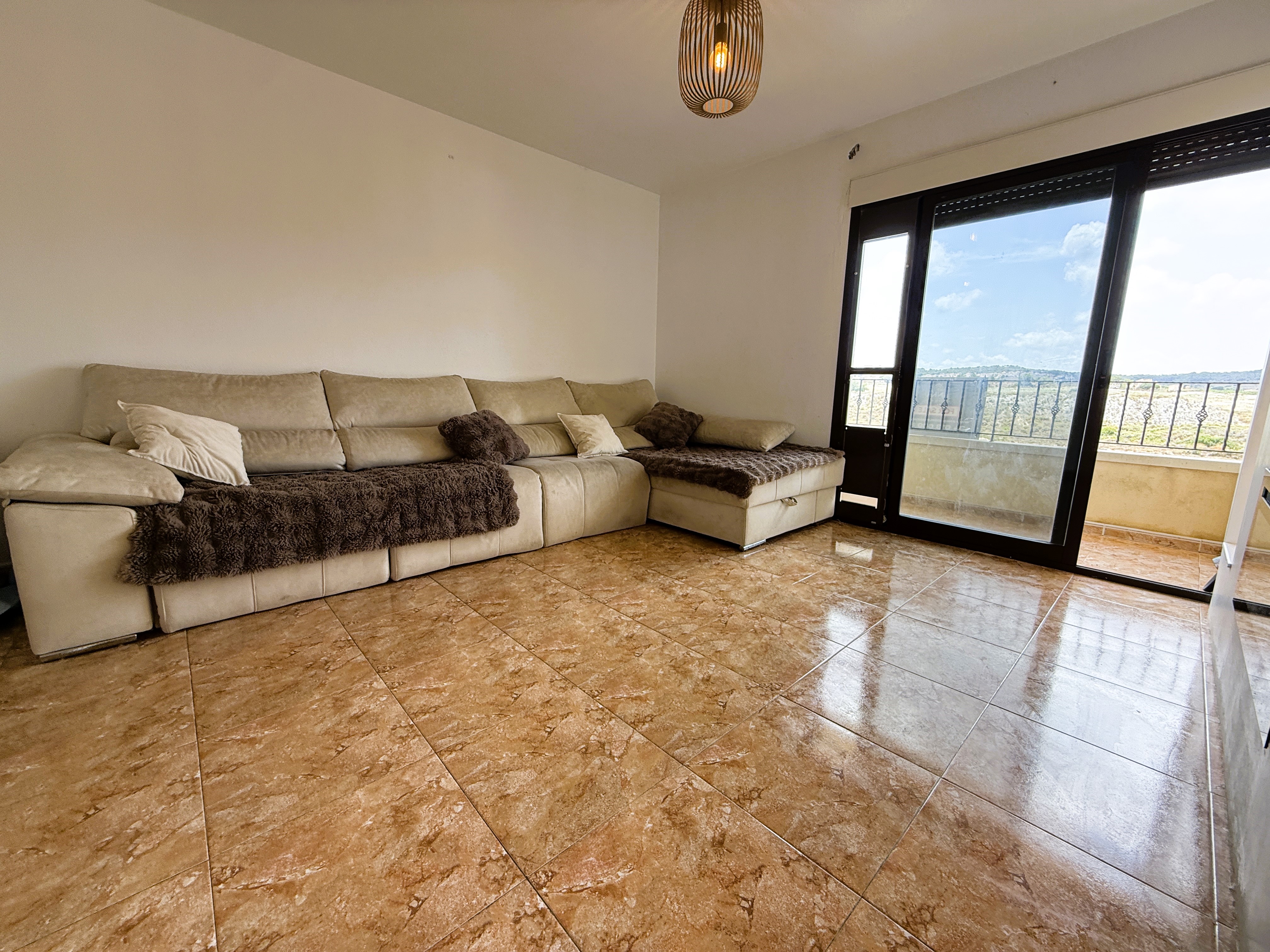 ¡Reducción de precio! Amplio apartamento de 3 habitaciones y 2 baños