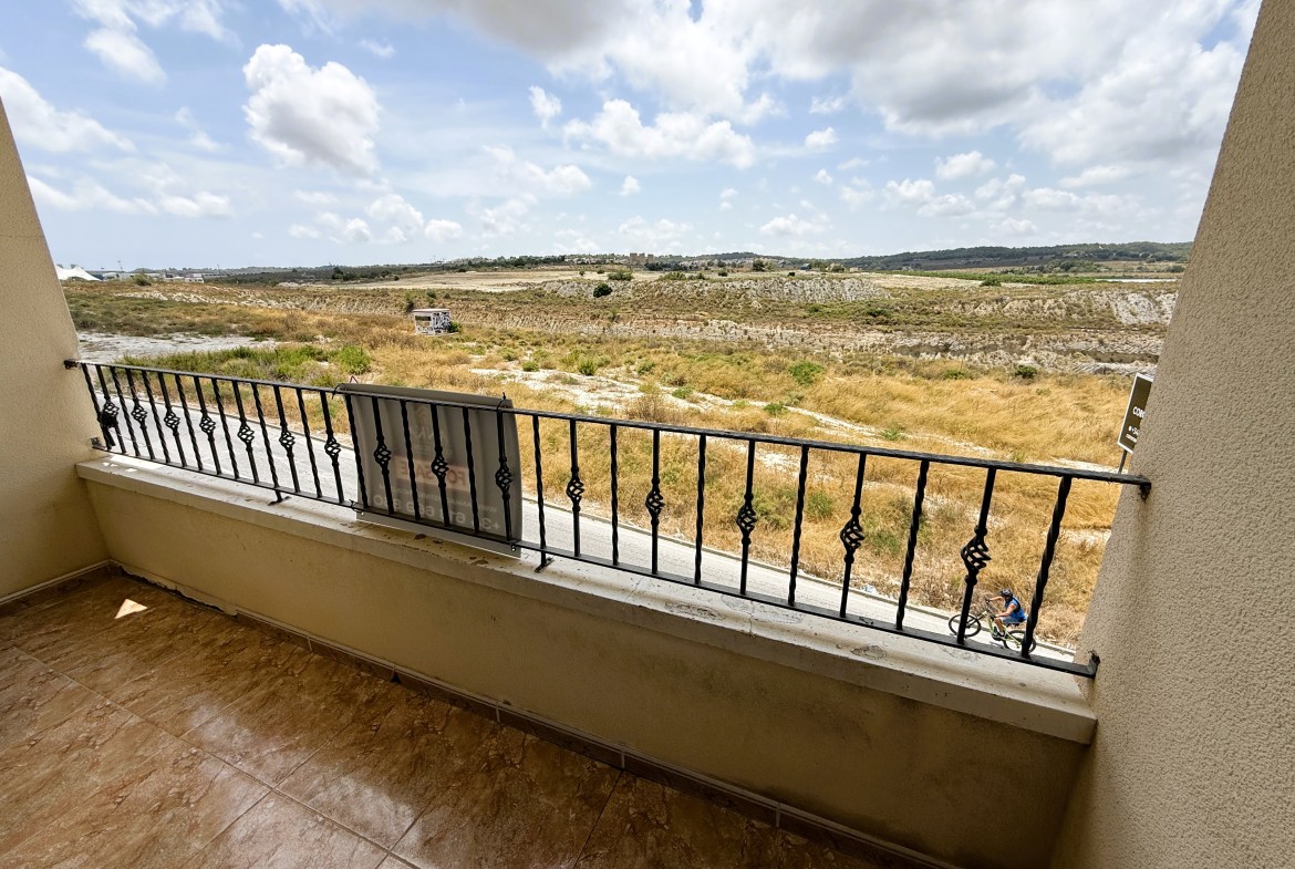 ¡Reducción de precio! Amplio apartamento de 3 habitaciones y 2 baños