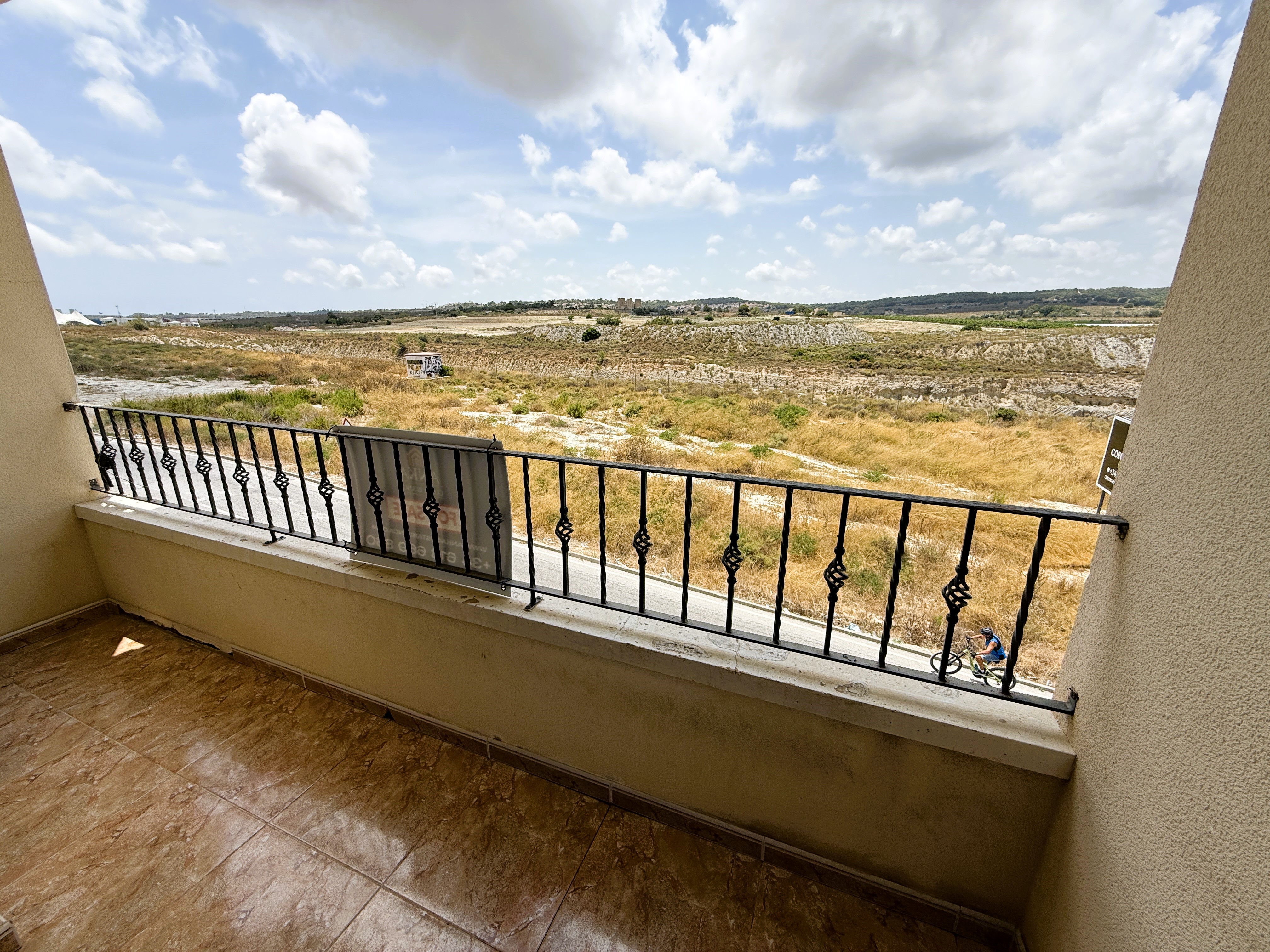 ¡Reducción de precio! Amplio apartamento de 3 habitaciones y 2 baños