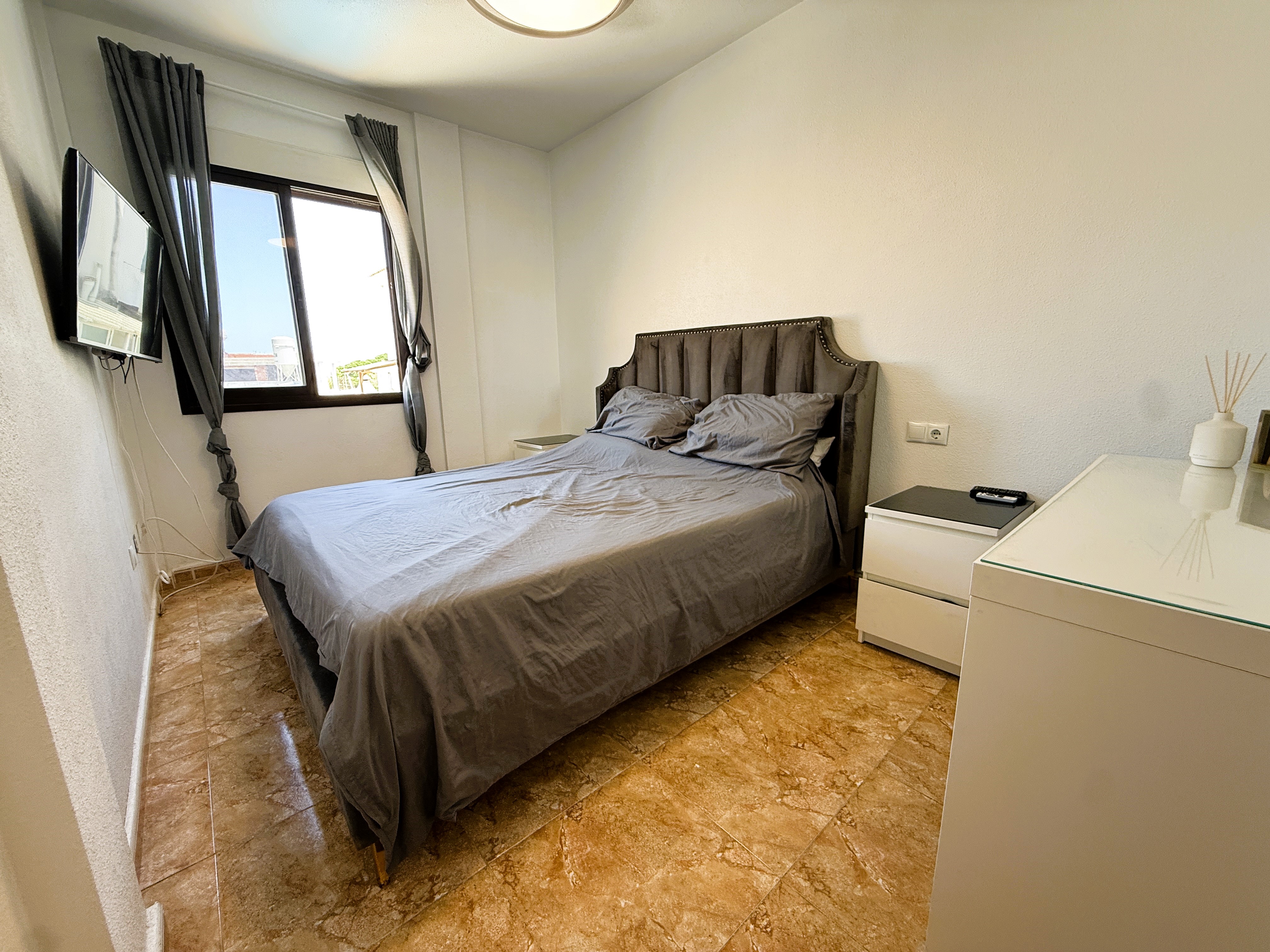 ¡Reducción de precio! Amplio apartamento de 3 habitaciones y 2 baños