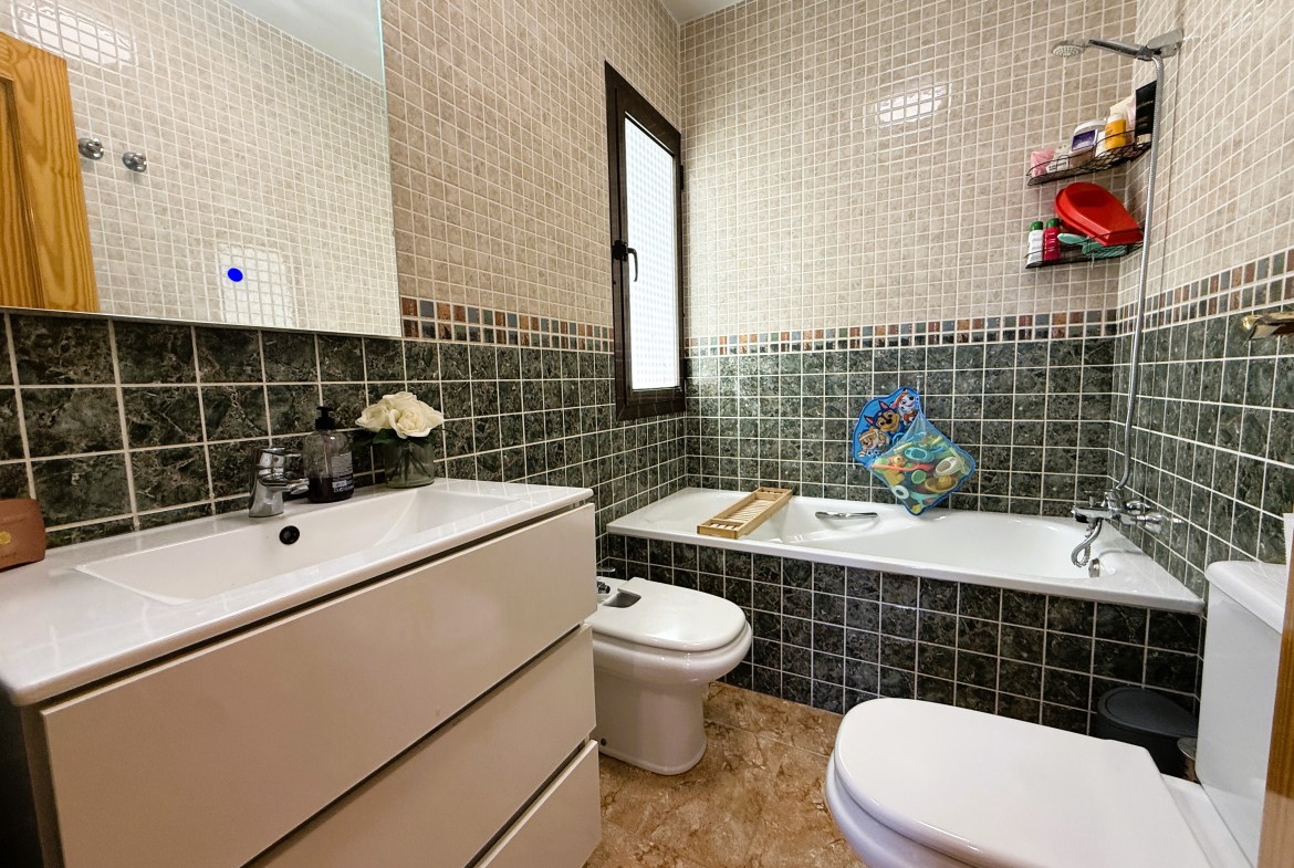 ¡Reducción de precio! Amplio apartamento de 3 habitaciones y 2 baños