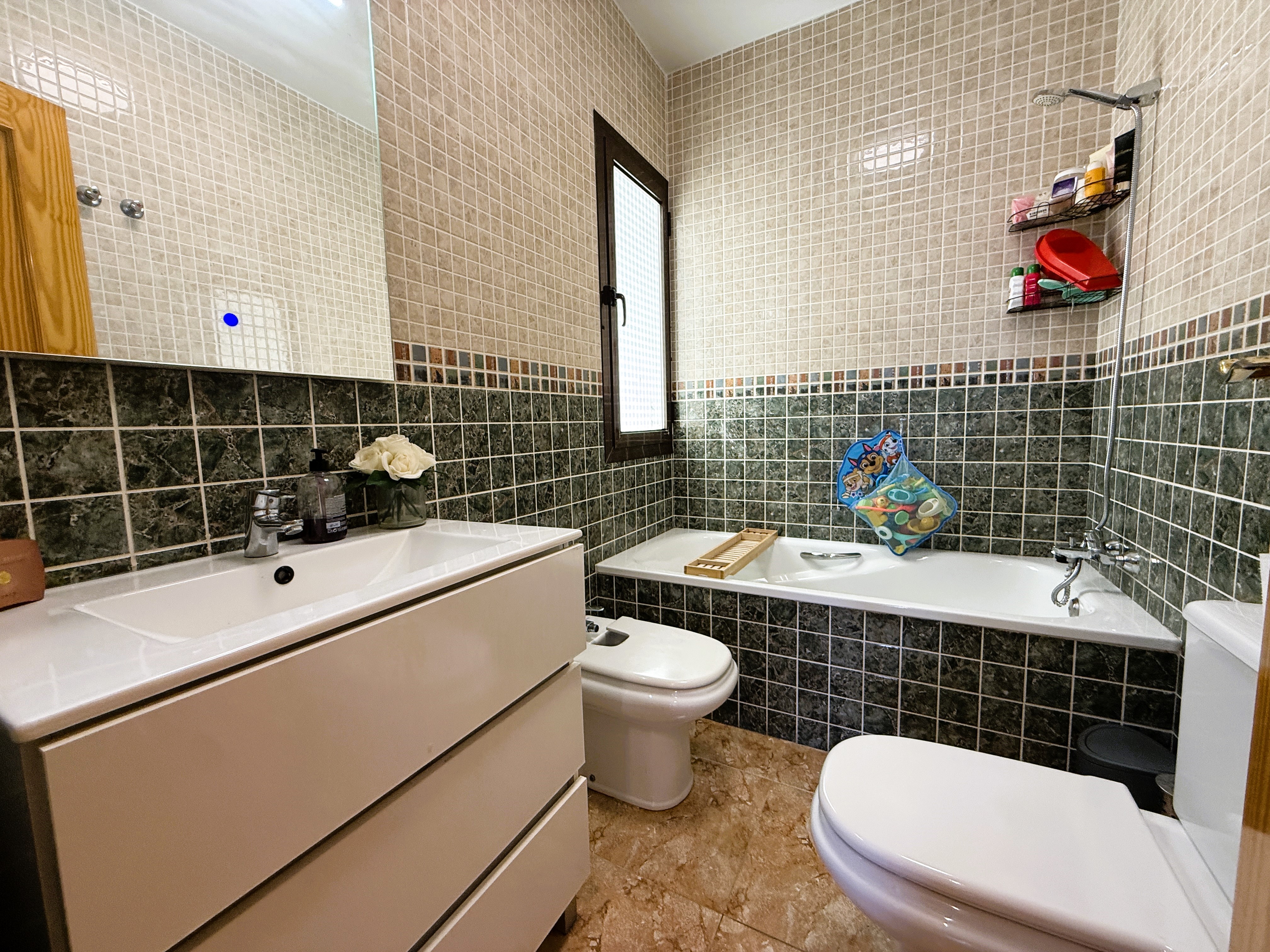 ¡Reducción de precio! Amplio apartamento de 3 habitaciones y 2 baños