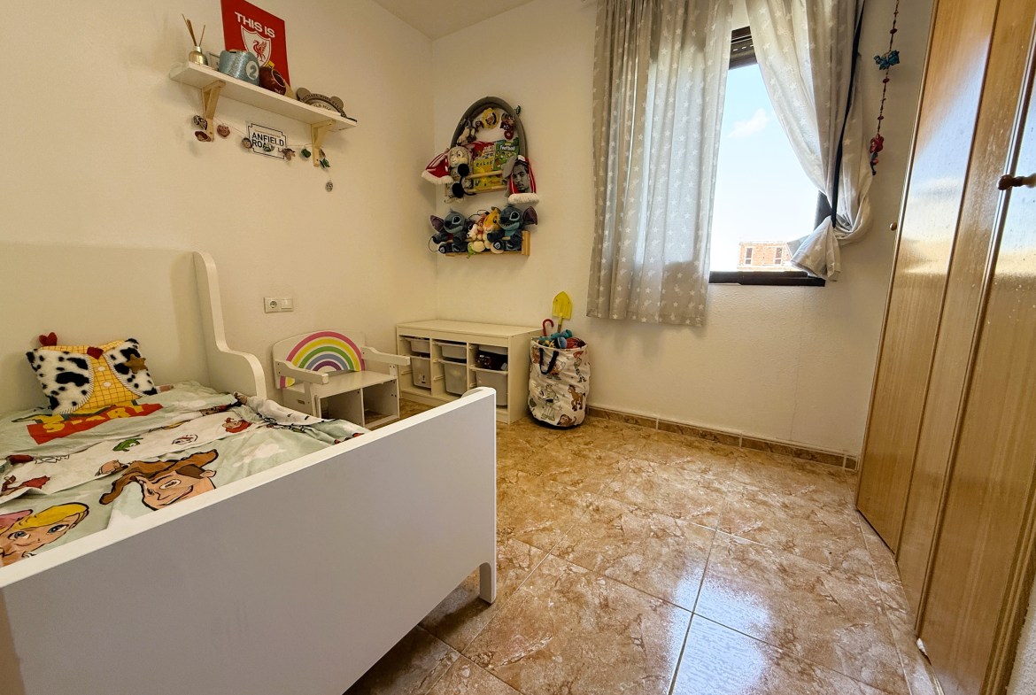 ¡Reducción de precio! Amplio apartamento de 3 habitaciones y 2 baños