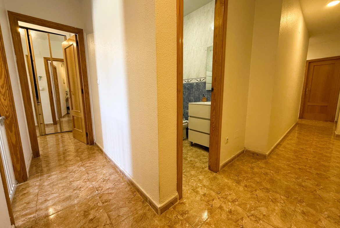 ¡Reducción de precio! Amplio apartamento de 3 habitaciones y 2 baños