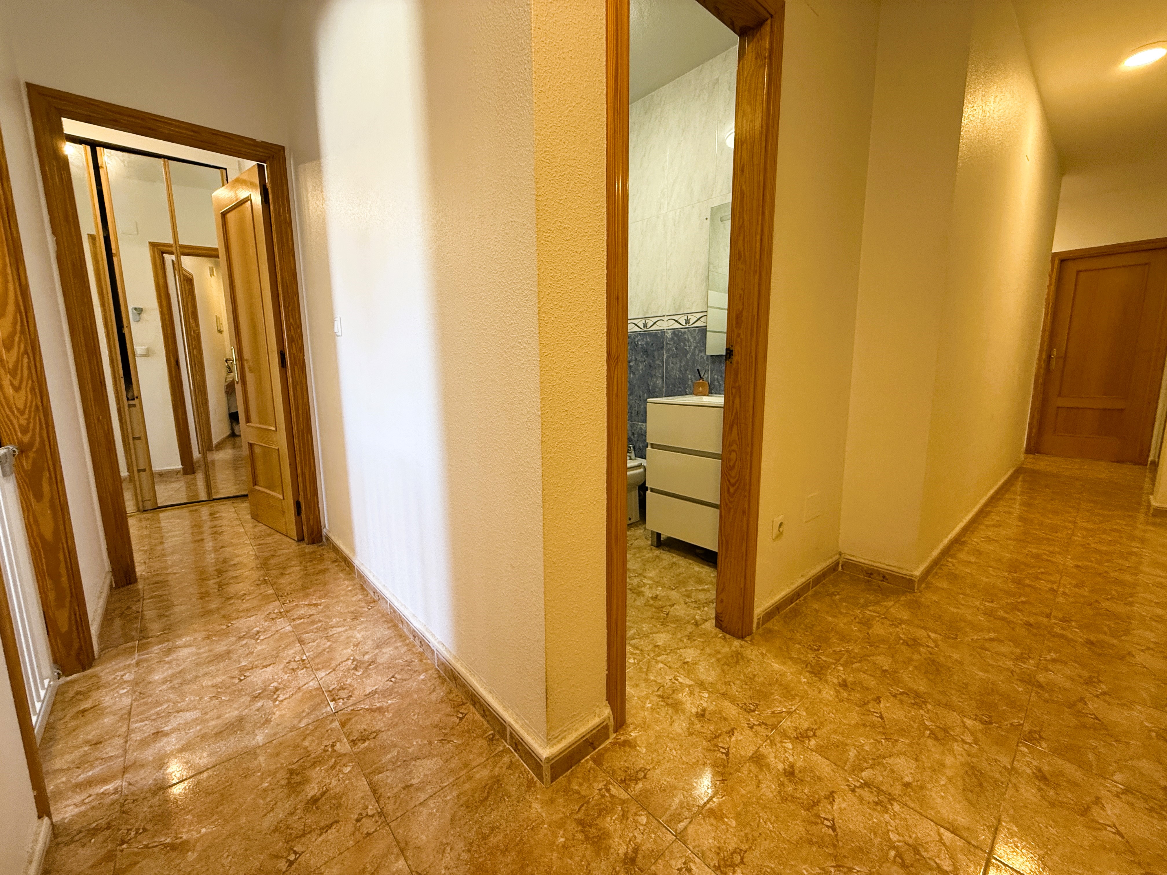¡Reducción de precio! Amplio apartamento de 3 habitaciones y 2 baños