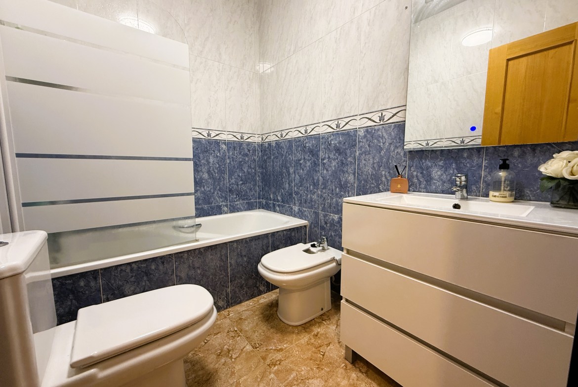 ¡Reducción de precio! Amplio apartamento de 3 habitaciones y 2 baños
