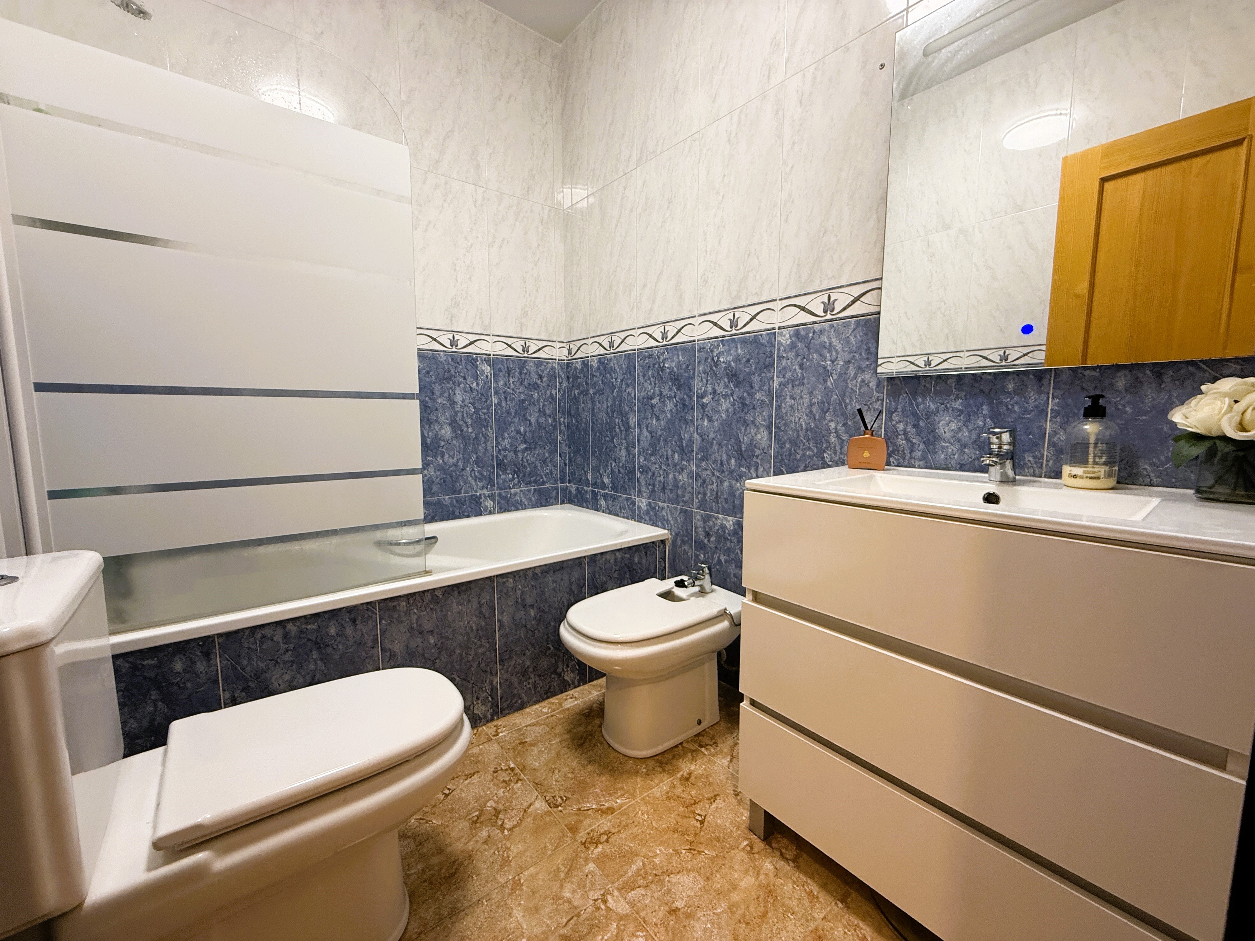 ¡Reducción de precio! Amplio apartamento de 3 habitaciones y 2 baños