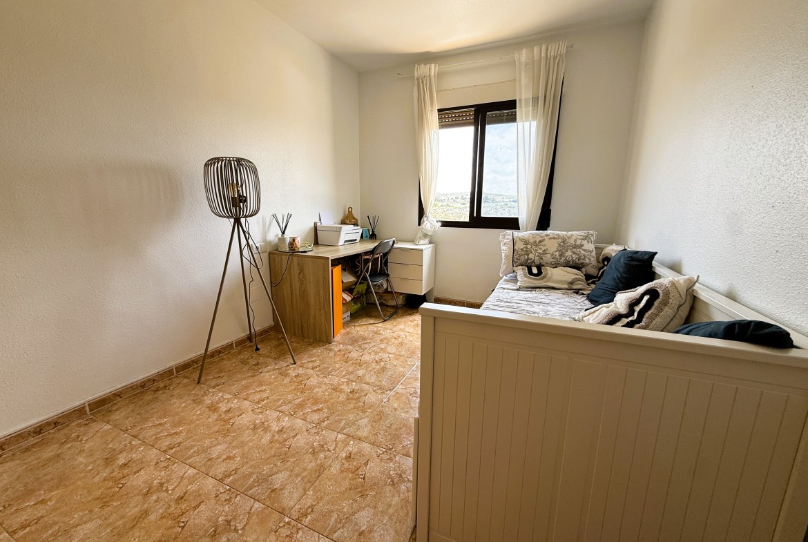 ¡Reducción de precio! Amplio apartamento de 3 habitaciones y 2 baños