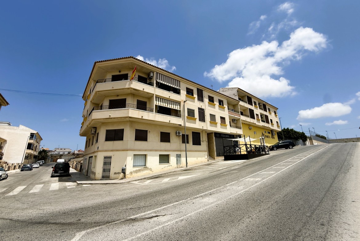 ¡Reducción de precio! Amplio apartamento de 3 habitaciones y 2 baños