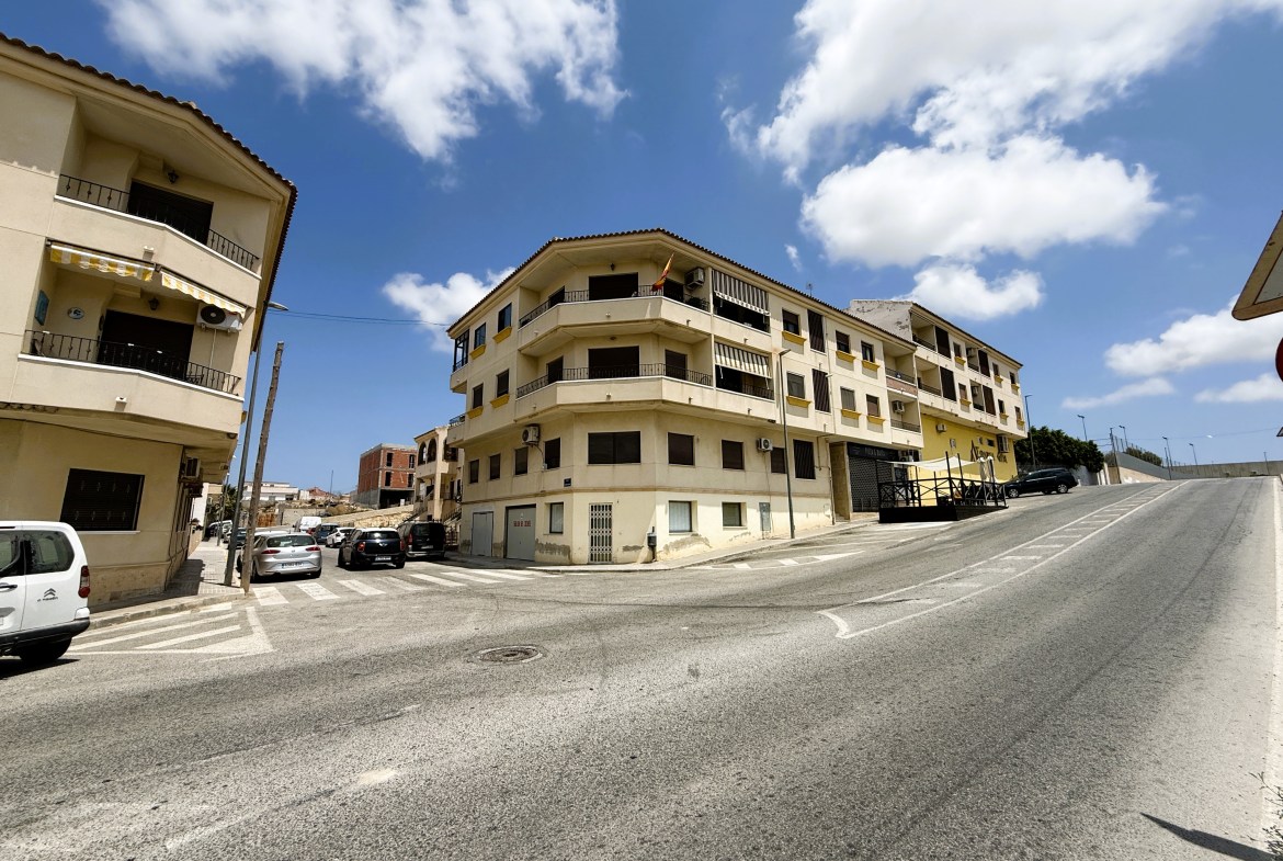 ¡Reducción de precio! Amplio apartamento de 3 habitaciones y 2 baños