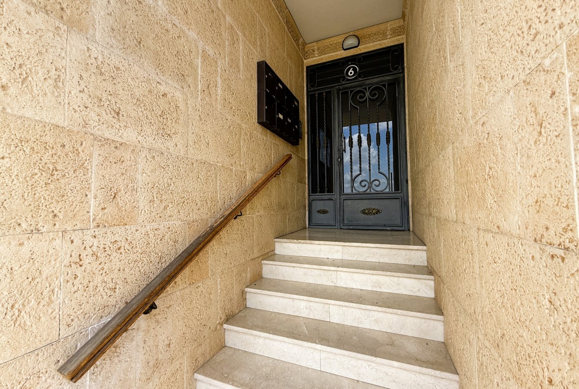 ¡Reducción de precio! Amplio apartamento de 3 habitaciones y 2 baños
